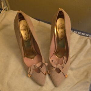 Elegant Light Pink Beige Ted Baker London Heels Rose Gold Accents